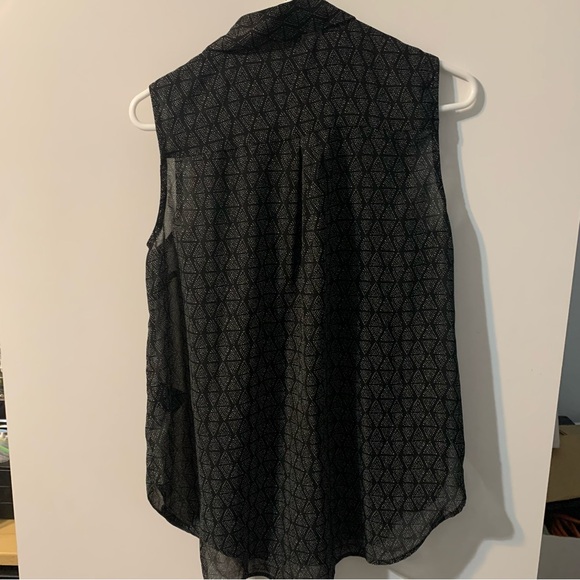 H&M Button-Down Collared Black and White Geometric Print Tank Blouse. Size 2 - Picture 5 of 13